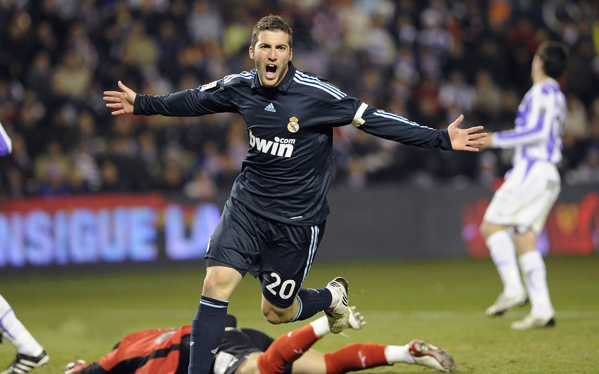 黄喜灿一剑封喉，AC米兰闪电战击溃安哥拉